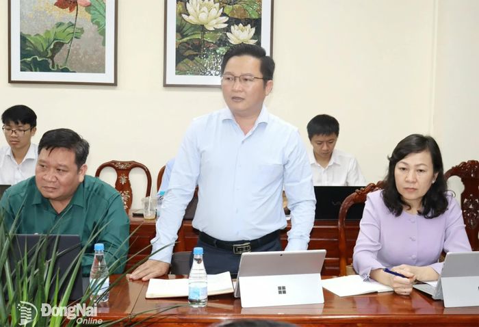 Đại biểu Nguyễn Hữu Nguyên, Thành ủy viên, Bí thư Đảng ủy, Chủ tịch HĐND phường Long Thành (Tổ đại biểu số 5) góp ý về tăng trưởng kinh tế. Ảnh: Hoàng Lộc