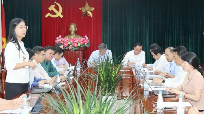 Đại biểu Lê Thị Thanh Loan, Thành ủy viên, Phó Chủ tịch Ủy ban MTTQ Việt Nam thành phố, Chủ tịch Hội Liên hiệp Phụ nữ thành phố tham ý kiến tại buổi thảo luận. Ảnh: Hoàng Lộc