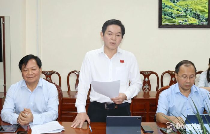 Bí thư Đảng ủy, Chủ tịch HĐND xã Bình Minh Nguyễn Kim Phước, đại biểu Tổ số 3, Tổ phó Cụm tổ số 2 trao đổi tại buổi thảo luận. Ảnh: Hoàng Lộc
