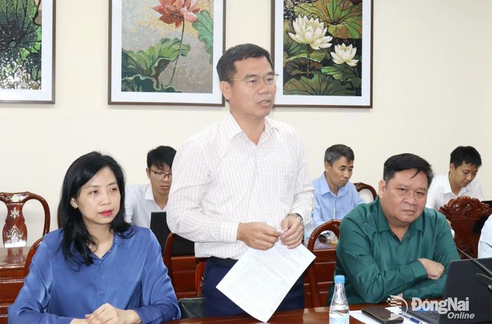 Đại biểu Nguyễn Thế Phong, Thành ủy viên, Bí thư Đảng ủy, Chủ tịch HĐND xã Đại Phước (Tổ đại biểu số 3) kiến nghị chính sách cho cán bộ ấp. Ảnh: Hoàng Lộc