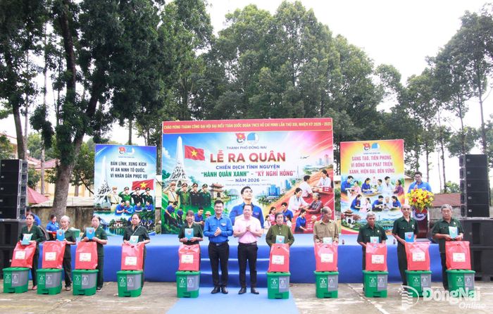 Đại diện Thành đoàn và đơn vị đồng hành trao quà cho cựu thanh niên xung phong. Ảnh: Nga Sơn