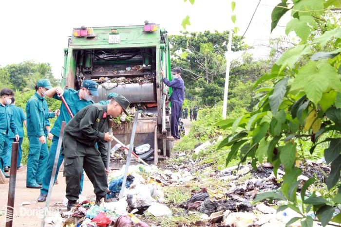 Đoàn viên, thanh niên các đơn vị lực lượng vũ trang ra quân dọn vệ sinh, xử lý “điểm đen” rác thải. Ảnh: Nga Sơn
