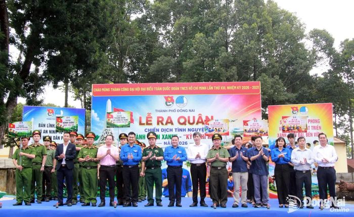 Các đội hình tình nguyện ra mắt tại lễ ra quân. Ảnh: Nga Sơn