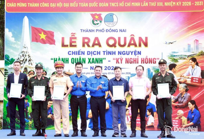 Thường trực Thành đoàn Đồng Nai trao thư cảm ơn cho các đơn vị đồng hành. Ảnh: Nga Sơn
