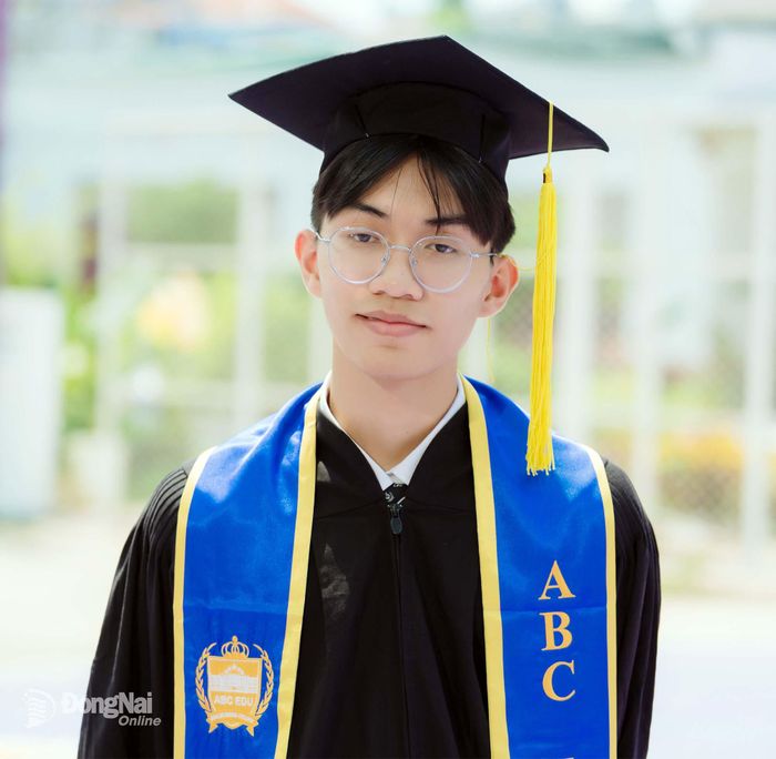 Em Lý Hoàng Nam thủ khoa Kỳ thi tốt nghiệp THPT năm 2026 của thành phố Đồng Nai với 37 điểm (Toán 9,25; Ngữ văn 8; Tiếng Anh 9,75 và Hóa học 10)