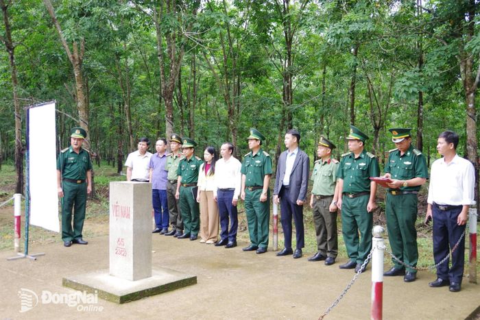 Đại diện Ban Chỉ đạo công tác biên giới thành phố và xã Thiện Hưng bàn giao trên thực địa mốc giới. Ảnh: Thế Cường