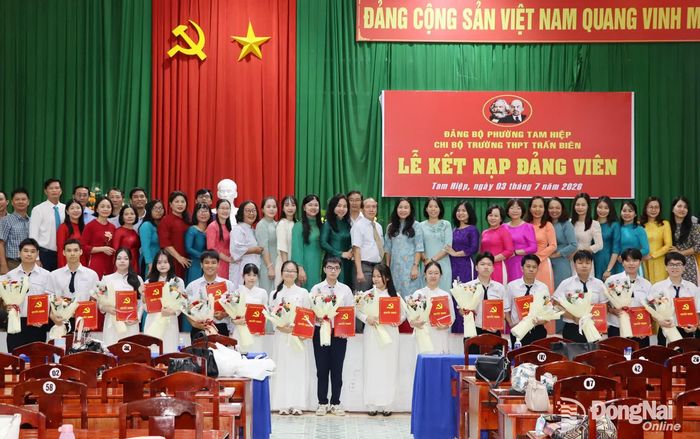 Đại diện Đảng ủy phường Tam Hiệp và Chi bộ Trường THPT Trấn Biên chụp hình lưu niệm cùng các đảng viên mới. Ảnh: CN