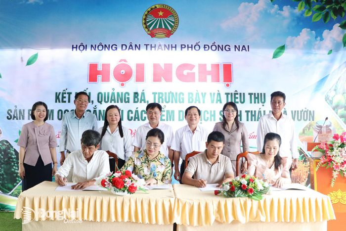 Các chủ thể OCOP và nhà vườn ký kết biên bản ghi nhớ về việc liên kết tiêu thụ sản phẩm OCOP gắn với điểm du lịch sinh thái nhà vườn. Ảnh: Tố Tâm