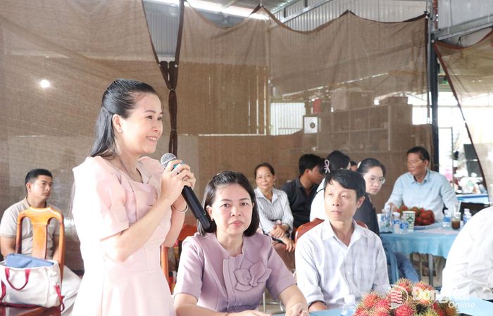 Đại diện chủ thể sản phẩm OCOP trao đổi thông tin về liên kết sản phẩm OCOP với du lịch sinh thái. Ảnh: Tố Tâm