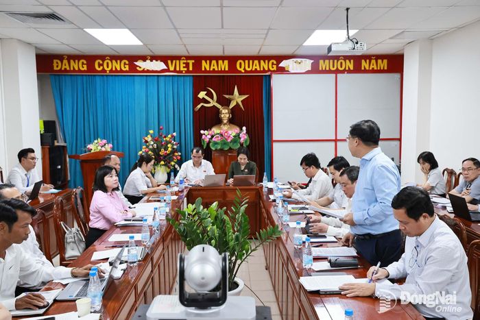 Thành ủy viên, Phó Chủ tịch UBND thành phố Hồ Văn Hà nêu các giải pháp thực hiện tăng trưởng 2 con số và giải ngân vốn đầu tư công những tháng cuối năm. Ảnh: Công Nghĩa