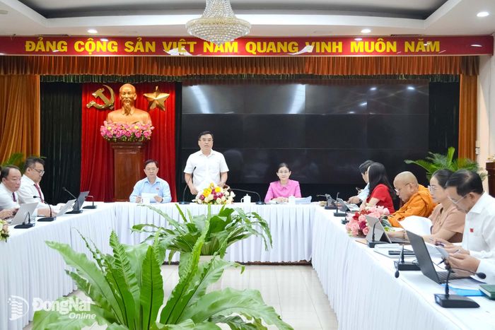 Đại biểu Hồ Văn Nam, Ủy viên Ban Thường vụ Thành ủy, Bí thư Đảng ủy, Chủ tịch HĐND phường Trấn Biên, Tổ trưởng Cụm tổ số 1 gợi ý những nội dung thảo luận. Ảnh: Phương Hằng