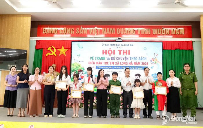 Ban tổ chức hội thi trao giải nhất, nhì, ba cho nội dung thi kể chuyện và vẽ tranh. Ảnh: Cẩm Nhung