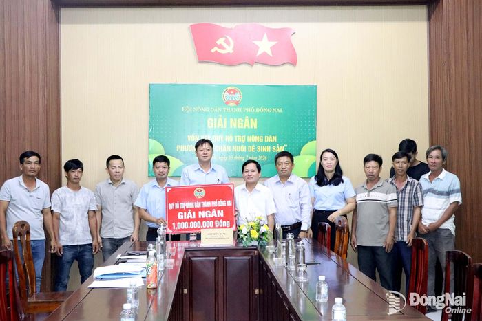 Hội Nông dân thành phố trao vốn vay 500 triệu đồng cho 5 hộ nông dân xã Xuân Phú. Ảnh: Phạm Huệ