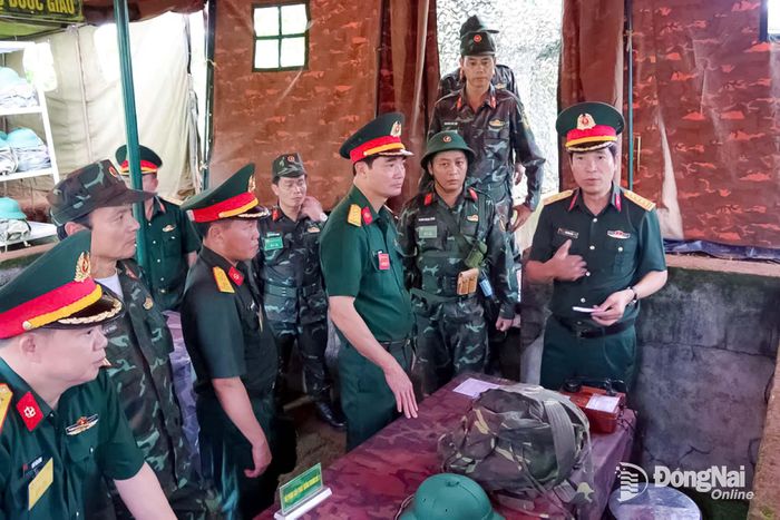 Thủ trưởng Phòng Động viên, Cục Quân lực, Binh chủng Hóa học, Bộ Chỉ huy Quân sự thành phố Đồng Nai và Lữ đoàn 87 trao đổi sau diễn tập. Ảnh: Văn Đối