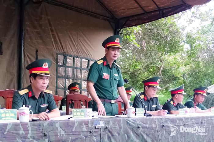 Thủ trưởng cấp trên nhận xét sau diễn tập. Ảnh: Văn Đối