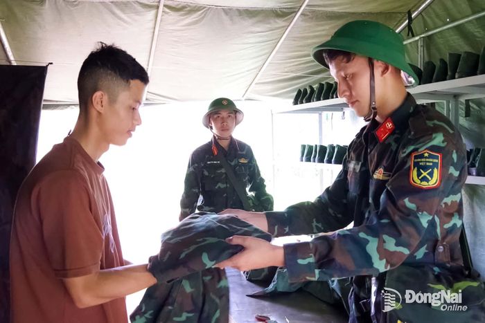 Huy động và cấp phát quân trang cho lực lượng dự bị động viên. Ảnh: Văn Đối