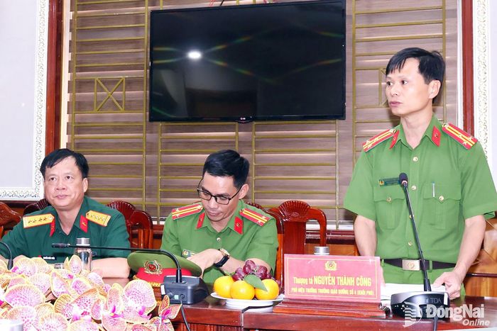 Thượng tá Nguyễn Thành Công, Phó Hiệu trưởng Trường Giáo dưỡng số 4 báo cáo sơ kết 6 tháng Khối thi đua 13 UBND thành phố Đồng Nai. Ảnh: Nguyệt Hà