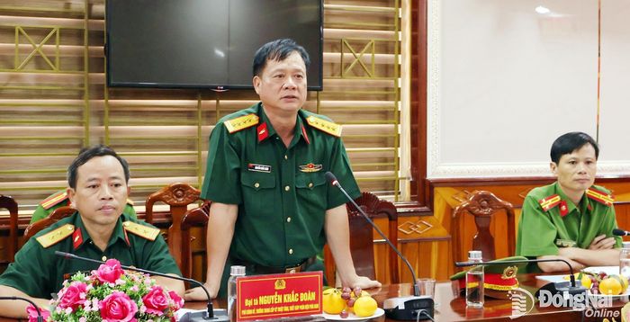 Đại tá Nguyễn Khắc Đoàn, Phó Chính ủy Phân hiệu miền Nam/Trường Trung cấp kỹ thuật tăng thiết giáp phát biểu tại hội nghị. Ảnh: Nguyệt Hà