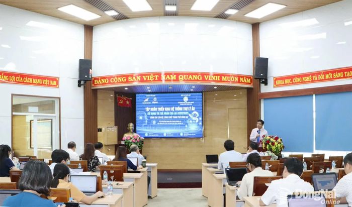 Đại diện Trường đại học Lạc Hồng chia sẻ tại buổi tập huấn. Ảnh: Thanh Cảnh