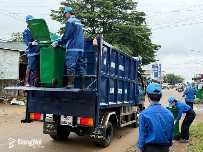 Đoàn viên, công nhân thu gom rác thải đồng loạt ra quân vệ sinh môi trường, hưởng ứng phong trào thu gom rác thải sinh hoạt trên địa bàn xã Đăk Nhau. Ảnh: Đông Kiểm
