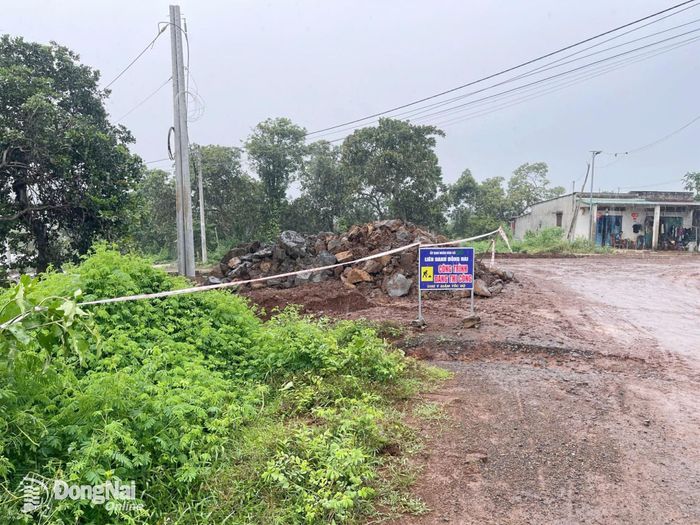 Những đống đá ngổn ngang giữa đường đã được nhà thầu di dời, tạo điều kiện cho người tham gia giao thông thuận lợi. Ảnh: Quang Minh
