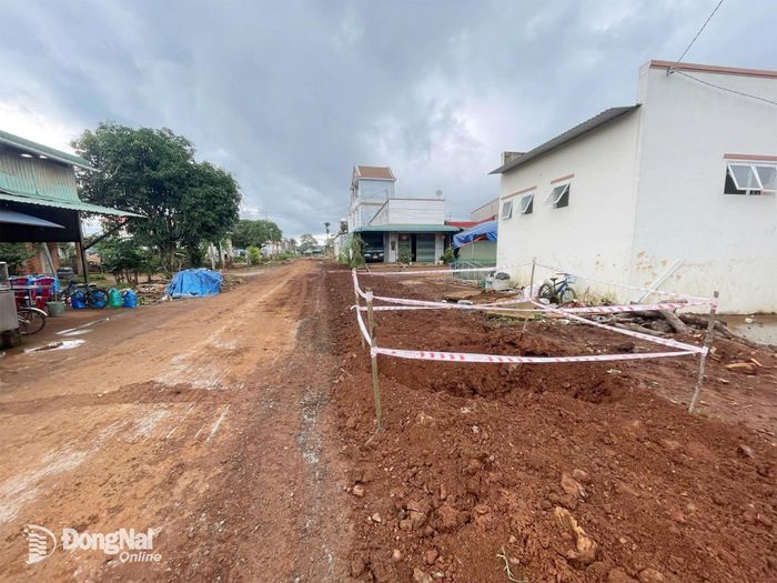 Những vị trí hố sâu nguy hiểm đã được nhà thầu giăng dây cảnh báo. Ảnh: Quang Minh