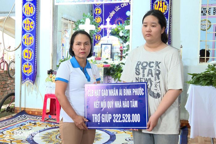 Đại diện các câu lạc bộ, đội, nhóm thiện nguyện trao tiền hỗ trợ gia đình ông Nguyễn Thanh Phong. Ảnh: Trương Hiện