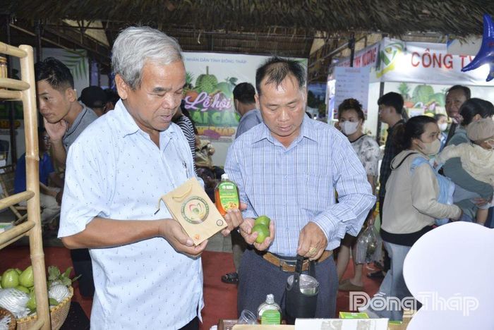 Sản phẩm chanh không hạt và nước cốt chanh mật ong cô đặc của Hợp tác xã Dịch vụ Nông nghiệp Mỹ Long thu hút đông đảo khách tham quan, mua sắm.