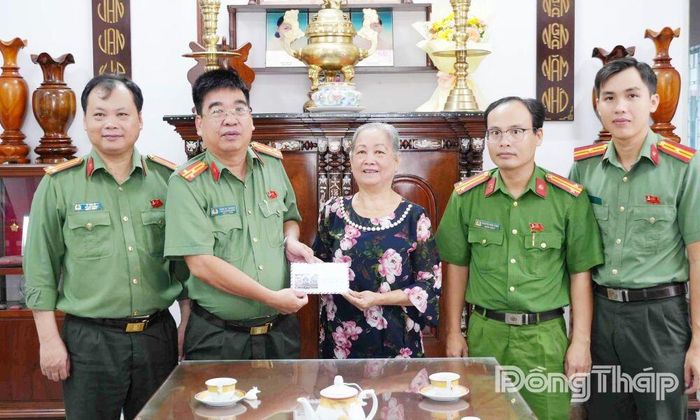 Phòng An ninh nội địa - Công an tỉnh thăm, tặng quà gia đình đồng chí Nguyễn Công Bình.