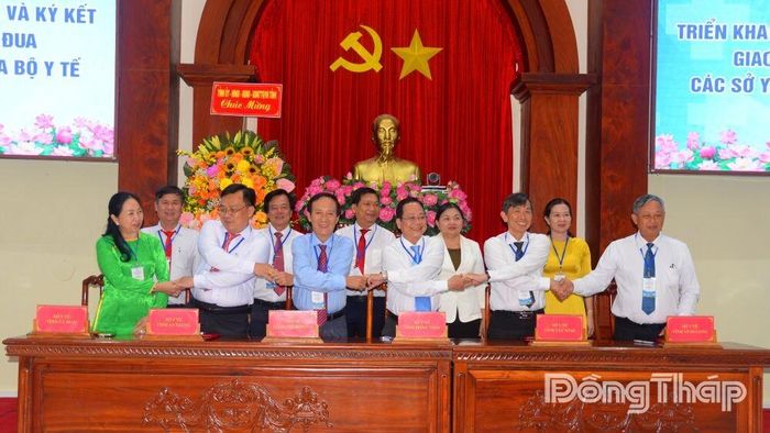 Các đơn vị trong cụm thực hiện ký kết giao ước thi đua.