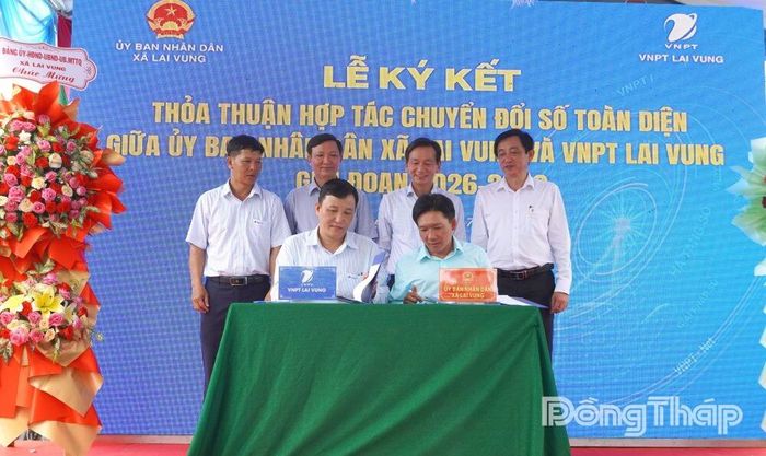Lãnh đạo UBND xã Lai Vung và VNPT Lai Vung ký kết thỏa thuận hợp tác toàn diện trong công tác chuyển đổi số.