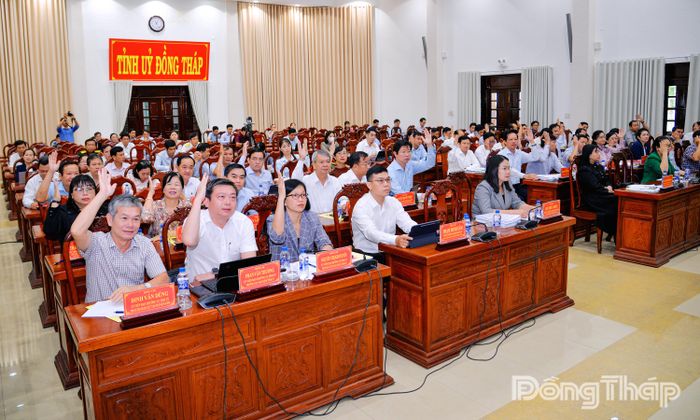 Các đồng chí trong Ban Chấp hành Đảng bộ tỉnh biểu quyết thông qua các dự thảo Nghị quyết Hội nghị lần thứ tư Ban Chấp hành Đảng bộ tỉnh khóa I.