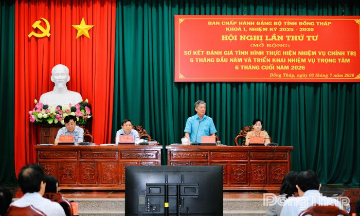 Các đồng chí chủ trì hội nghị.