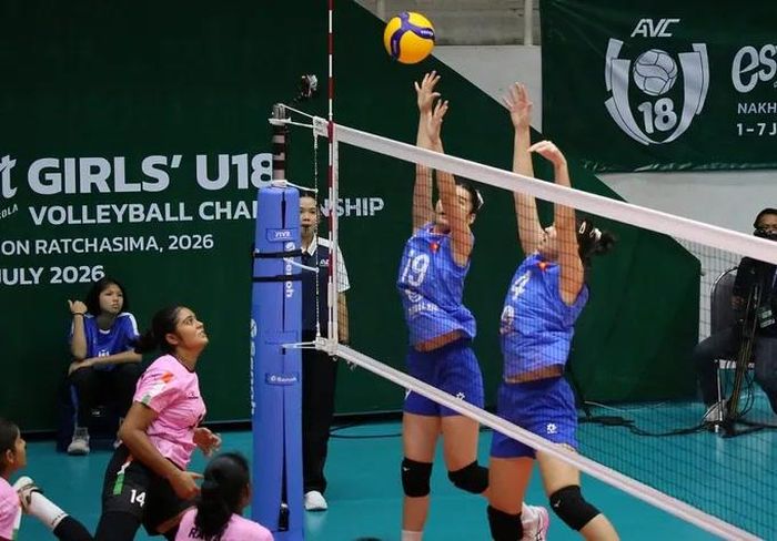 Đội nữ U18 Việt Nam hóa giải nhiều pha tấn công của các tay đập Ấn Độ để giành chiến thắng 3-0. Ảnh: AVC