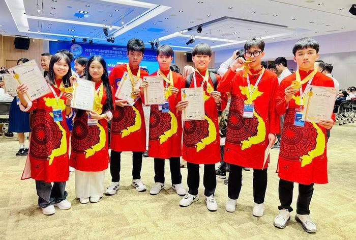  Thủ khoa toàn tỉnh Võ Đăng Tuệ (bìa phải) tham gia cuộc thi sáng tạo và phát minh quốc tế WICO 2025 tại Hàn Quốc. Ảnh: NVCC 
