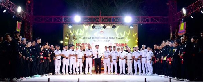 Ban Tổ chức trao kỷ niệm chương cho các đoàn tham dự giải. Ảnh: H.V 