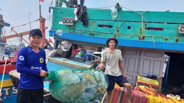  Ngư dân Gia Lai tích cực thu gom rác thải từ biển mang về bờ. Ảnh: Ái Trinh 