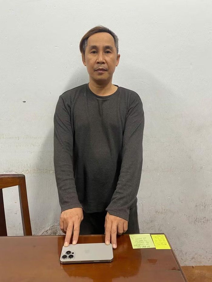 Đối tượng Nguyễn Thanh Vỹ và tang vật tại Cơ quan công an.