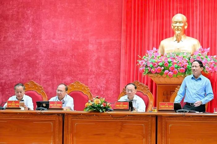  Chủ tịch UBND tỉnh Phạm Anh Tuấn điều hành thảo luận tại hội nghị. Ảnh: Đức Thụy 