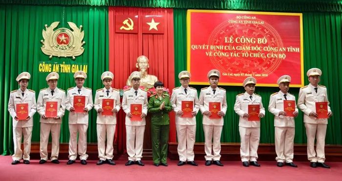 Đại tá Ksor H'Bơ Khắp-Phó Giám đốc Công an tỉnh Gia Lai trao quyết định cho 11 đội trưởng đội chữa cháy và cứu nạn cứu hộ khu vực. Ảnh: N.L