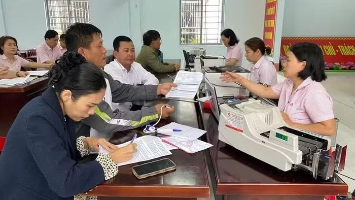 Người dân thực hiện các hoạt động giao dịch vay vốn, gửi tiết kiệm tại Điểm giao dịch Thống Nhất I. Ảnh: S.C