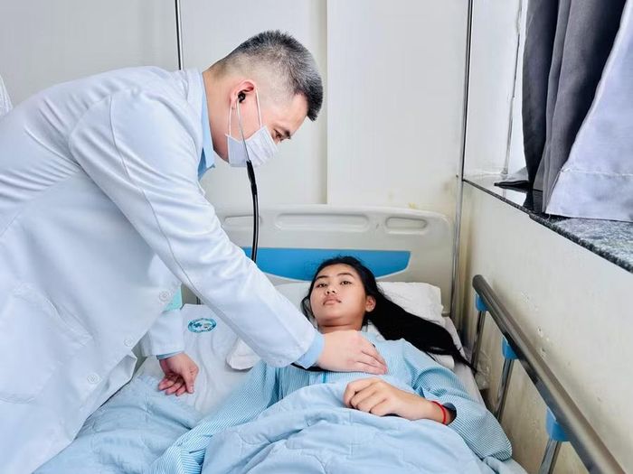  Bác sĩ Nguyễn Song Vĩnh Phúc thăm khám cho bệnh nhi Chim Eychou. Ảnh: N.N 