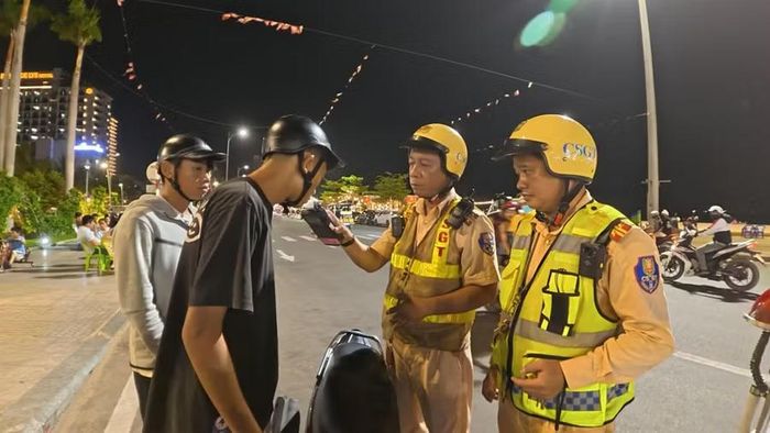 Các tổ công tác đo nồng độ cồn người tham gia giao thông.