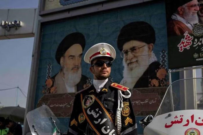 Một sĩ quan cảnh sát Iran đứng gác tại lối vào Đại điện Imam Khomeini, nơi diễn ra lễ tang Cố Lãnh tụ tối cao, Đại giáo chủ Ayatollah Ali Khamenei ngày 3-7. Ảnh: Reuters