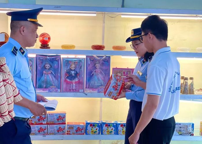 Lực lượng Quản lý thị trường kiểm tra tại cửa hàng đặc sản Hương Biển (phường Quy Nhơn). Ảnh: H.Y