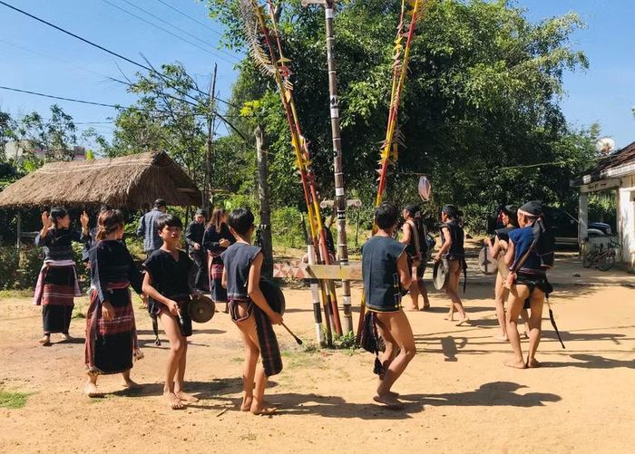 Tiết mục biểu diễn cồng chiêng, xoang chào đón du khách tại Làng văn hóa du lịch cộng đồng Kgiang. Ảnh: D.Đ