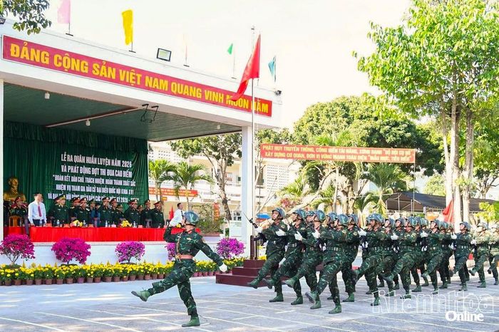 Cán bộ, chiến sĩ duyệt đội ngũ tại lễ ra quân huấn luyện đầu năm.