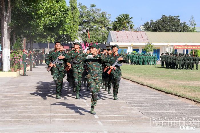 Cán bộ, chiến sĩ duyệt đội ngũ tại lễ ra quân huấn luyện đầu năm.