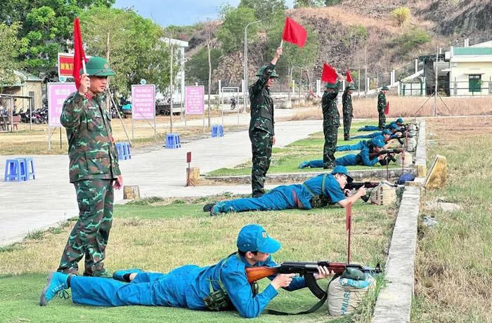 Ban Chỉ huy Quân sự phường Nam Nha Trang tổ chức kiểm tra bắn đạn thật cho lực lượng dân quân.