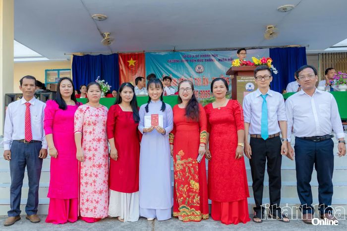 Em Phan Nguyễn Ngọc Hân được nhà trường khen thưởng vì đoạt giải nhì kỳ thi chọn học sinh giỏi THPT cấp tỉnh năm học 2025 - 2026. 